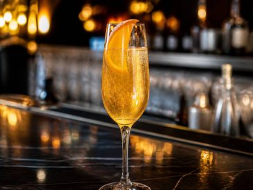 Cocktail champagne cointreau curaçao : un mélange festif à maîtriser