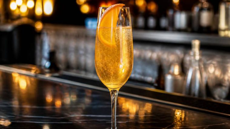 Cocktail champagne cointreau curaçao : un mélange festif à maîtriser