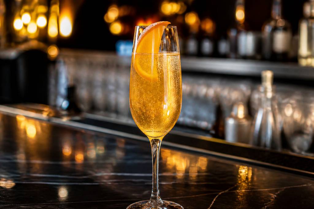 Cocktail champagne cointreau curaçao : un mélange festif à maîtriser