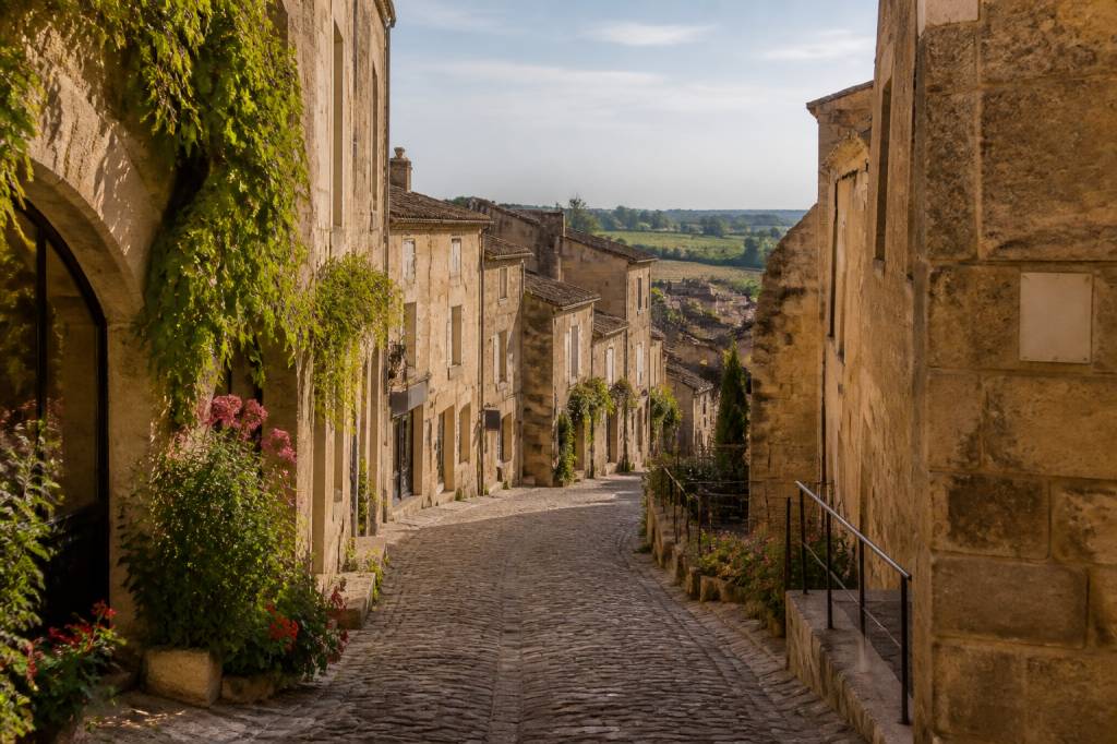 Visiter saint emilion à pied : itinéraire gourmand au cœur du village