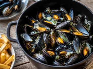 Combien de moules par personne pour un repas : les bonnes portions selon l’appétit