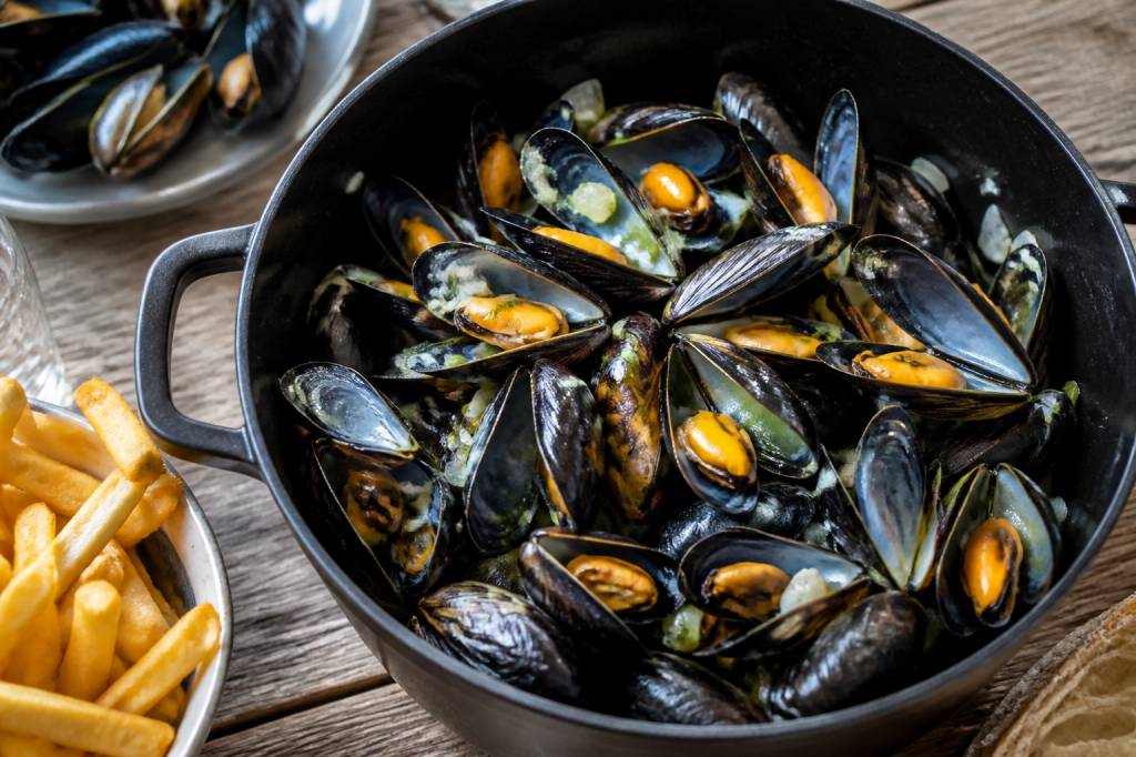 Combien de moules par personne pour un repas : les bonnes portions selon l’appétit